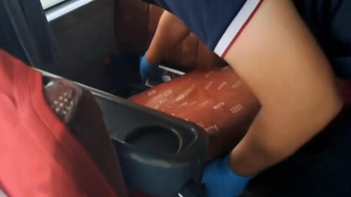 Batmanda otobüste gizlenen 11 kaçak cep telefonu ele geçirildi