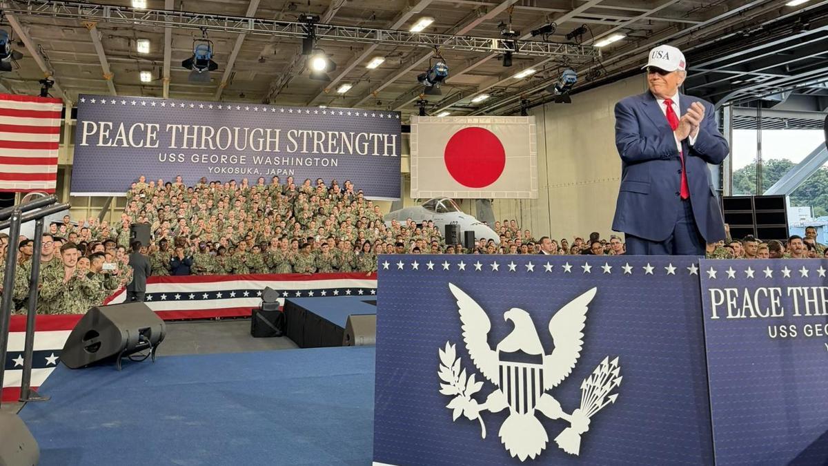 Trump, Japonyada USS George Washingtonu ziyaret etti