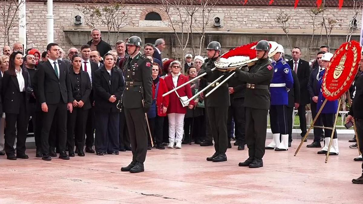 TÜRKİYE CUMHURİYETİ 102 YAŞINDA | Taksim Cumhuriyet Anıtı'na çelenk bırakıldı