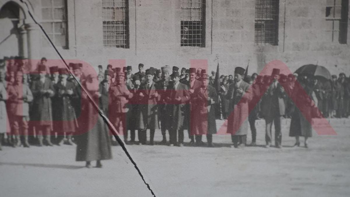 Cumhuriyetin ilk duaları! 102 yıl öncesine ait nadir fotoğraflar Sivasta ortaya çıktı
