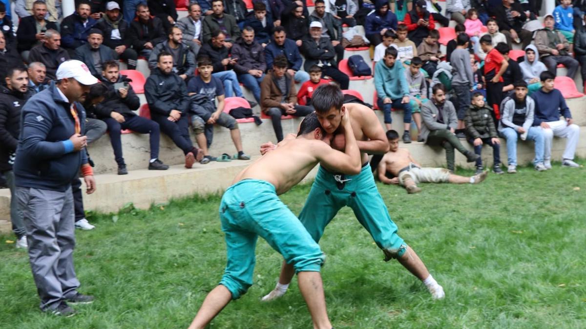 Cumhuriyet ile yaşıt Karakucak Güreşleri'nde 403 pehlivan meydana çıktı