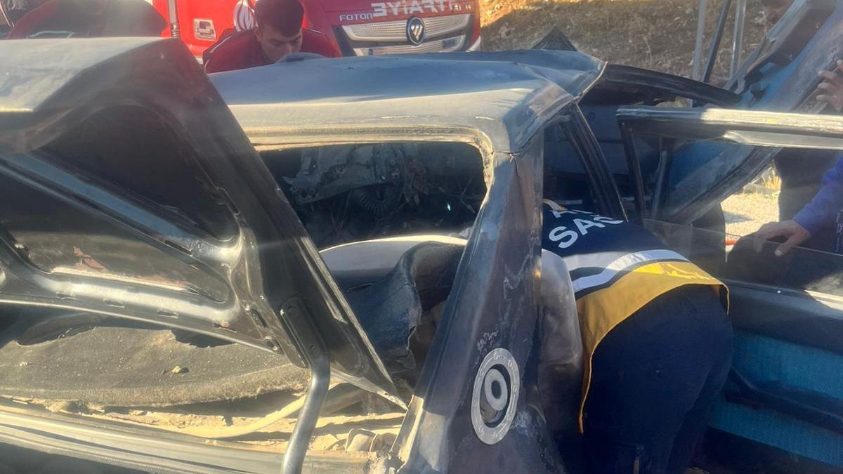 Mersin'de tarım işçilerini taşıyan midibüs ile otomobil çarpıştı: 3 ölü, 12 yaralı (2)