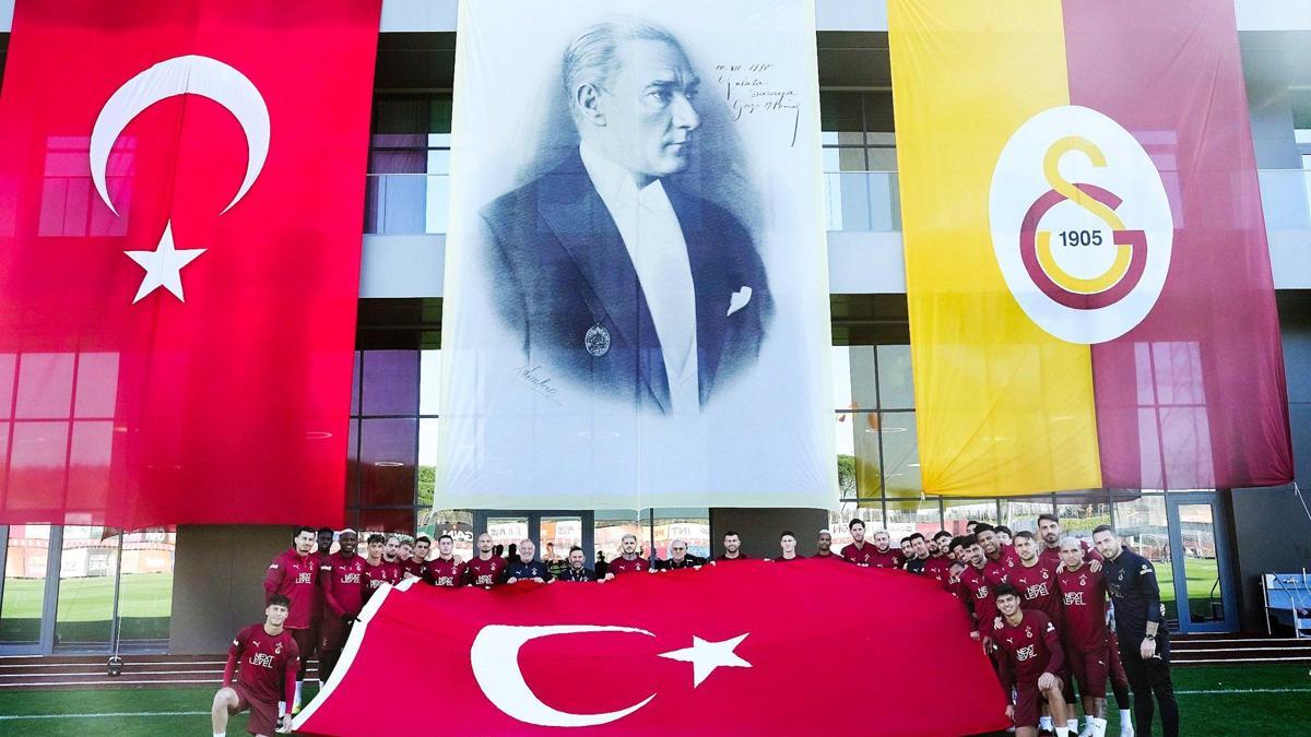 Galatasaray antrenmanında 29 Ekim Cumhuriyet Bayramı kutlaması Galatasaray antrenmanında 29 Ekim Cumhuriyet Bayramı kutlaması