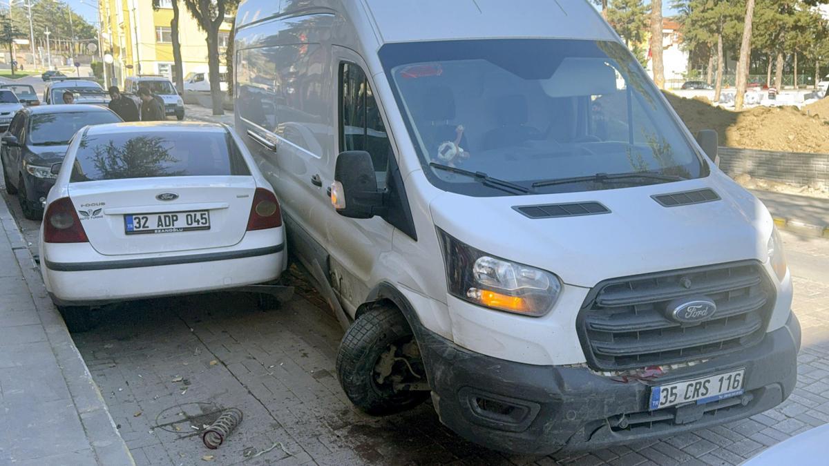 Kontrolden çıkan minibüs park halindeki 4 araca çarptı