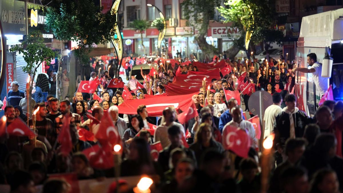 200 metrelik bayrakla fener alayı