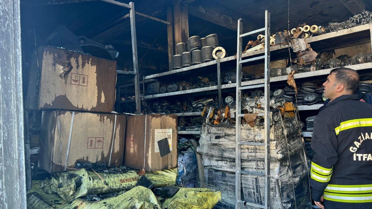 Gaziantep'te hırdavat dükkanında çıkan yangın söndürüldü