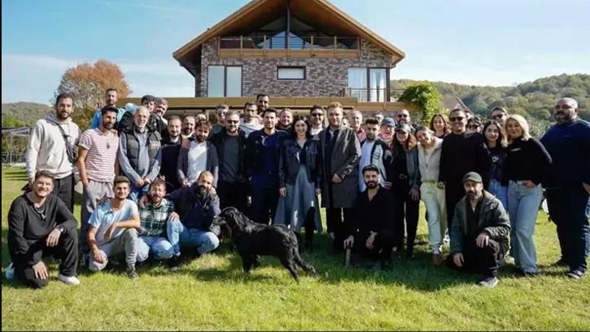 Güller ve Günahlar setinden neşeli kare!