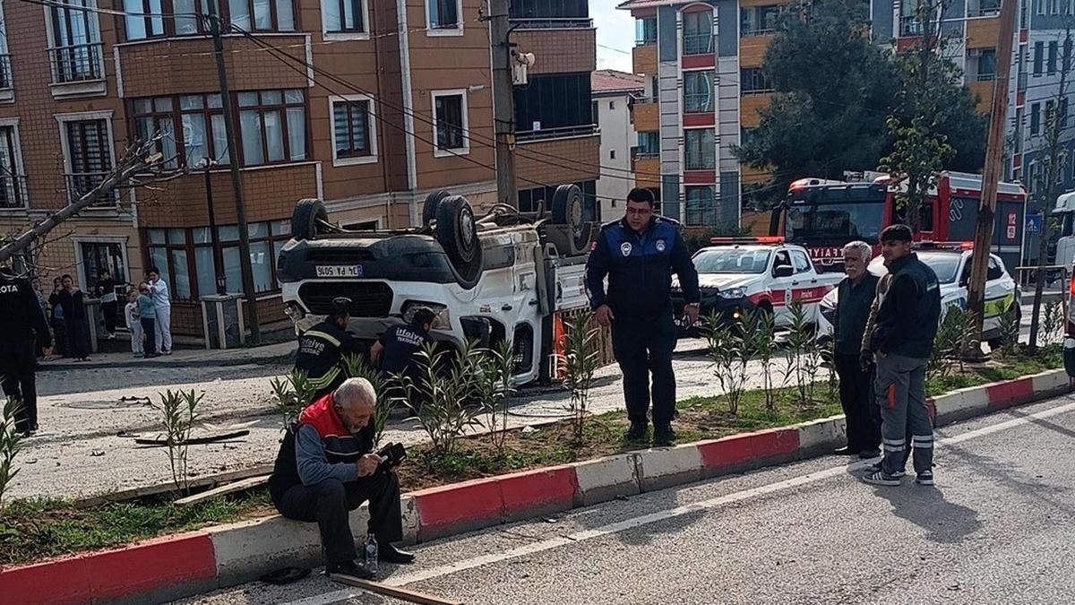 Otomobil ile çarpışan kamyonet takla attı: 2 yaralı