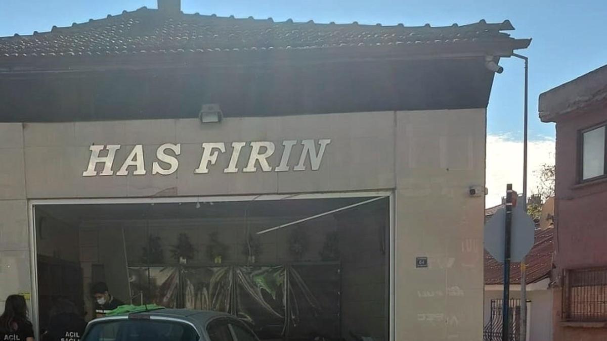 Edirnede otomobil ekmek fırınına daldı: 4 yaralı