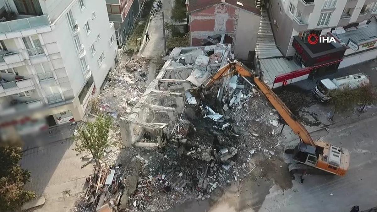 Gebzede çöken binanın enkazı kaldırılıyor, çevrede analiz çalışmaları yapılıyor