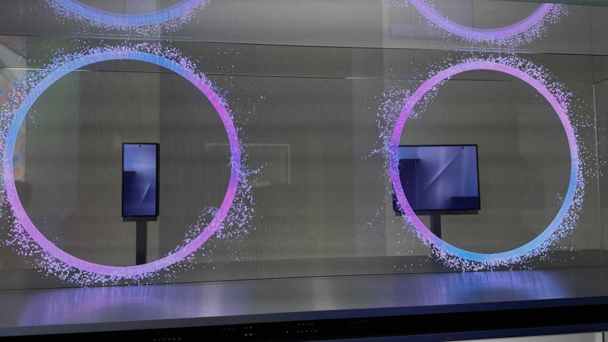 Samsungun üç katlı telefonu vitrinde gözüktü