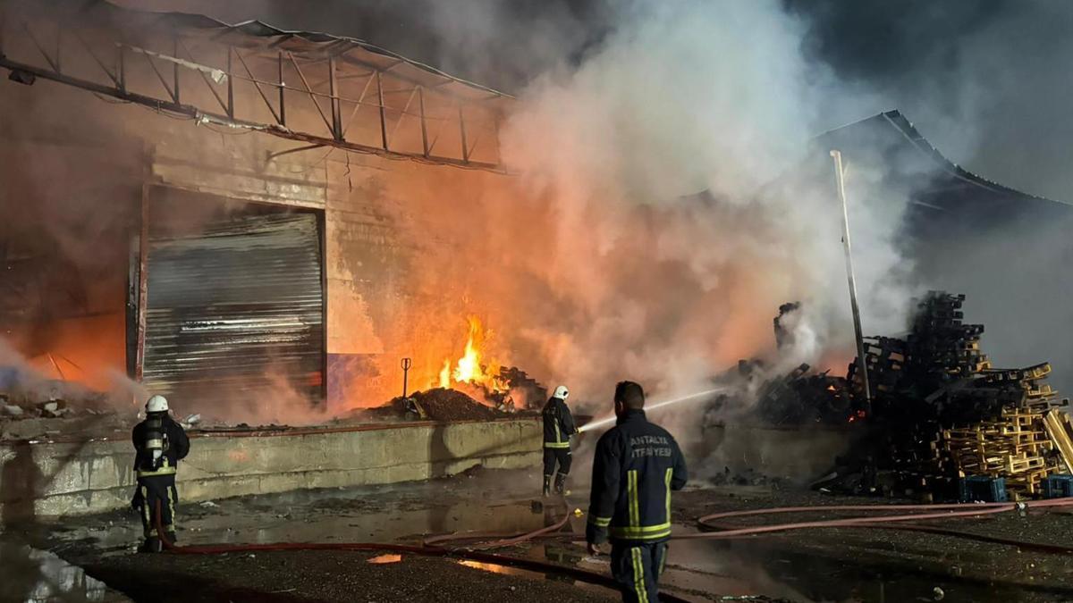 Antalya'da paketleme fabrikasında yangın
