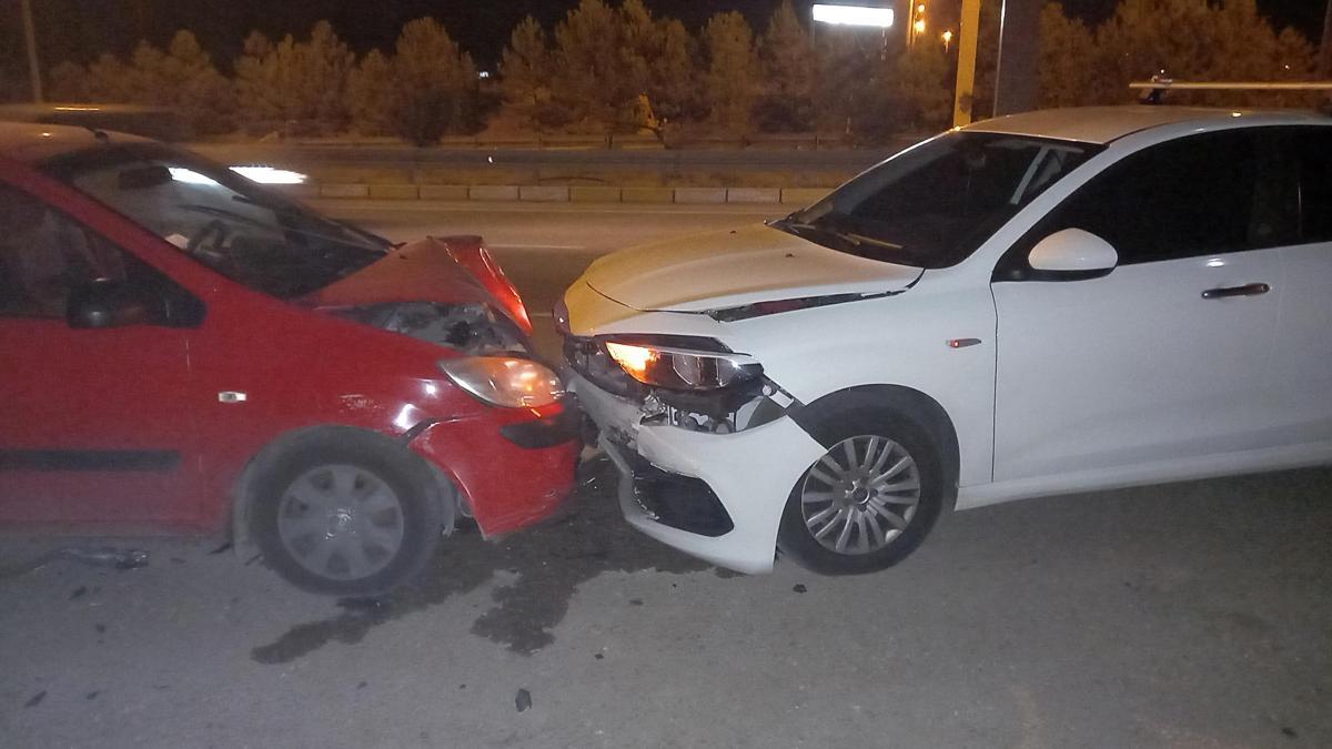 Radar aracına otomobil çarptı: 2 yaralı