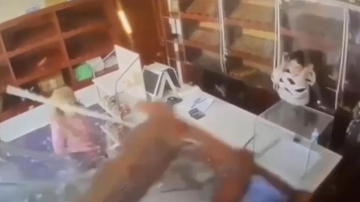 Edirne'de otomobilin fırına daldığı kaza kamerada