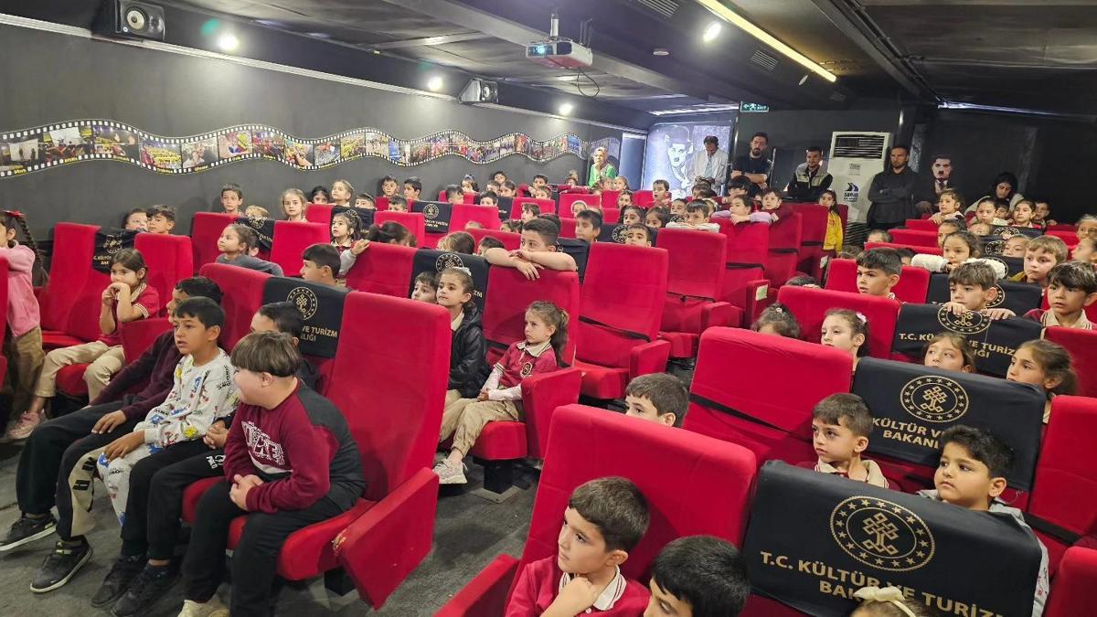 Gezici sinema TIR'ı Altınözünde çocukları ağırladı