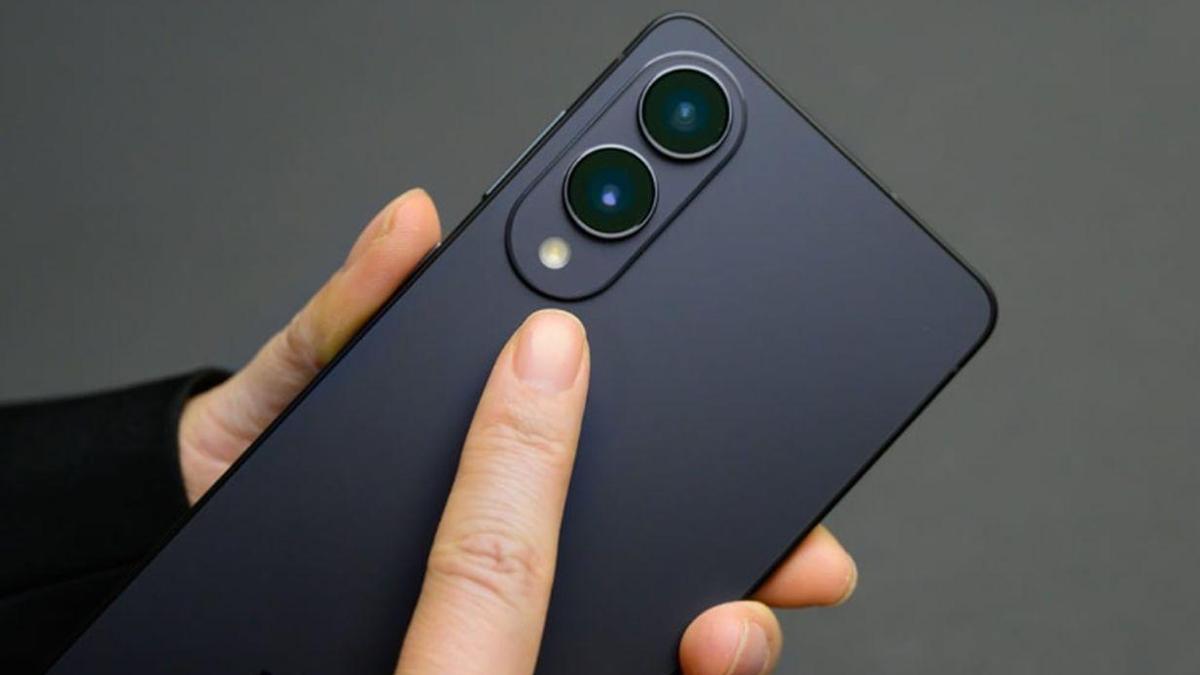 Samsung, ince tasarımlı amiral gemisi fikrinden vazgeçmedi