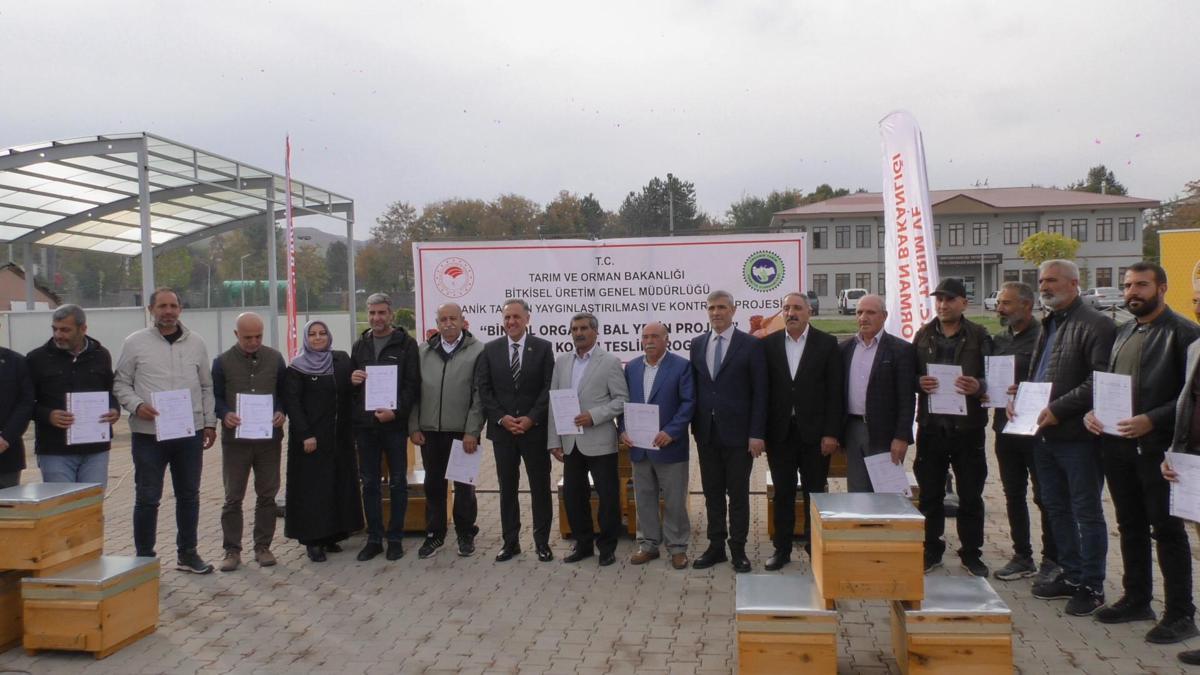 Bingölde arıcılara organik kovan dağıtıldı
