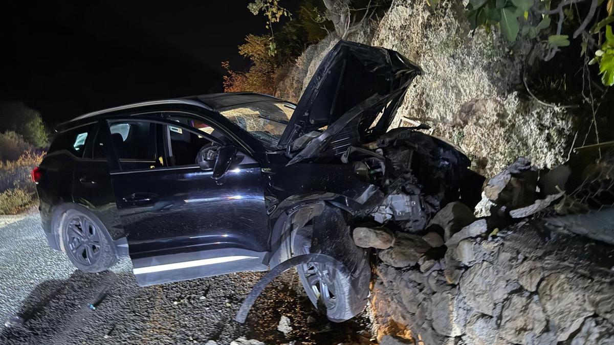 Kayalıklara çarpan cipin sürücüsü yaralandı