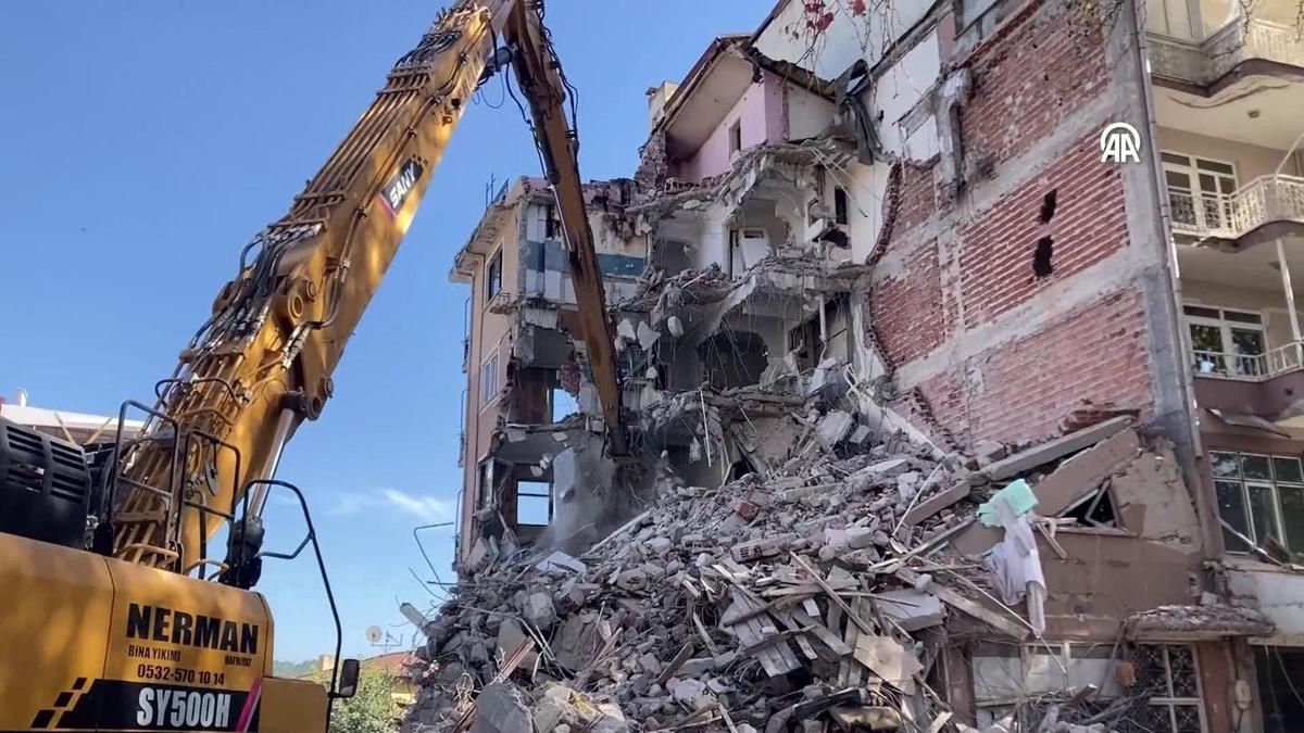 Sındırgı’da kontrollü yıkım çalışmaları devam ediyor