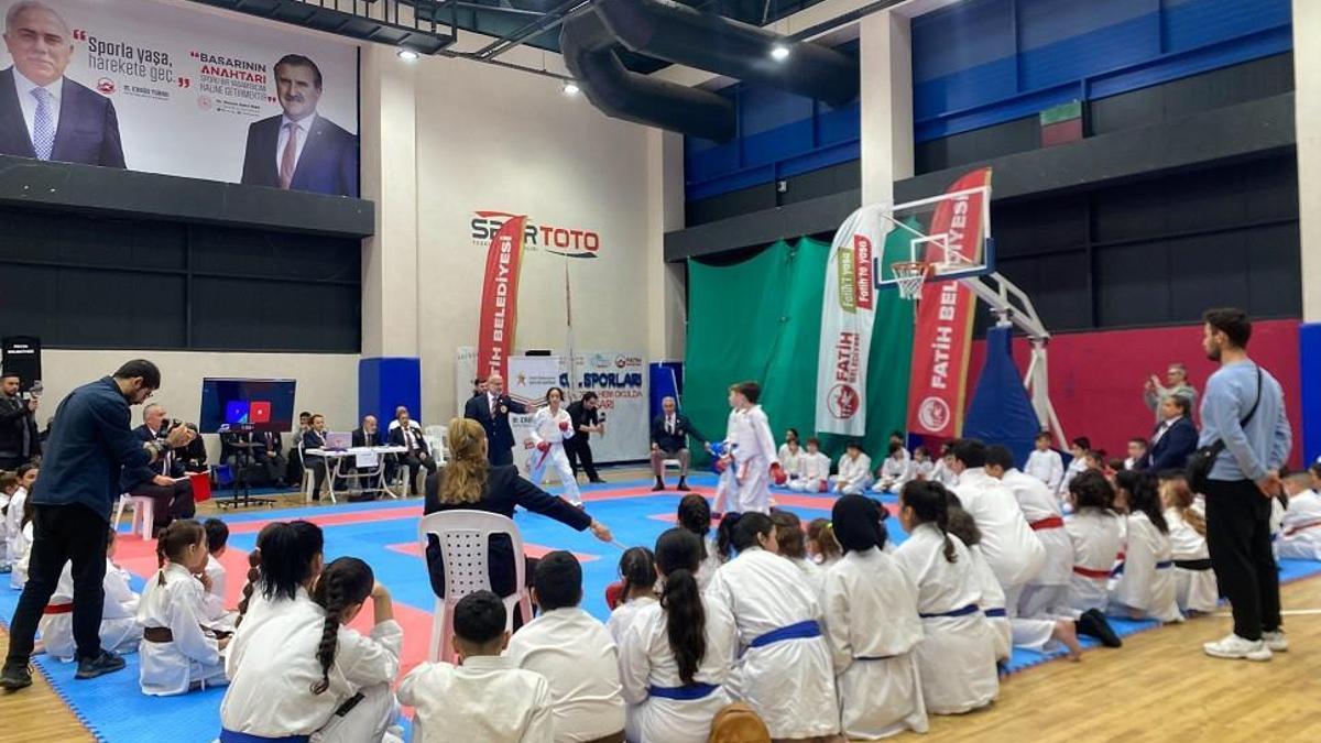 Fatih'te Okullararası Suriçi Kupası başladı