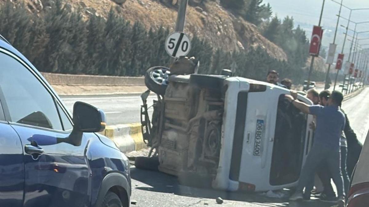 Mardinde yan yatan hafif ticari araçtaki baba ve oğlu yaralandı