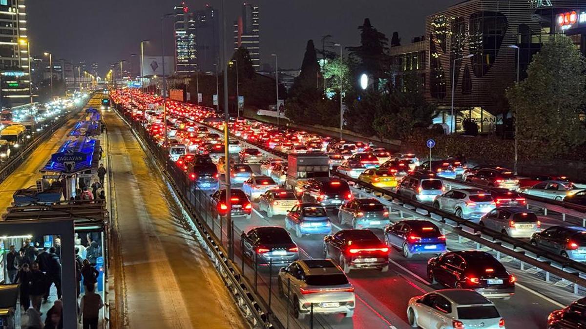 İSTANBUL'DA TRAFİK DURMA NOKTASINA GELDİ: Yoğunluğu %87ye ulaştı