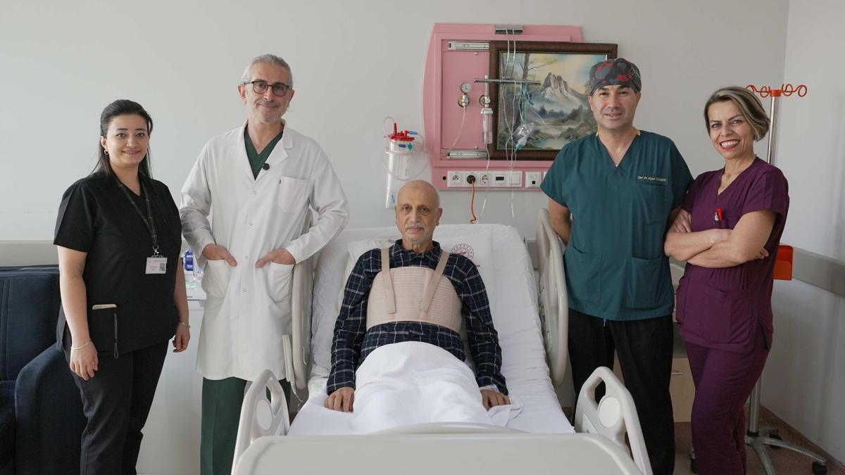 Kalbinde tümör ve 3 ana damar tıkanıklığı tespit edilen hasta ameliyatla sağlığına kavuştu