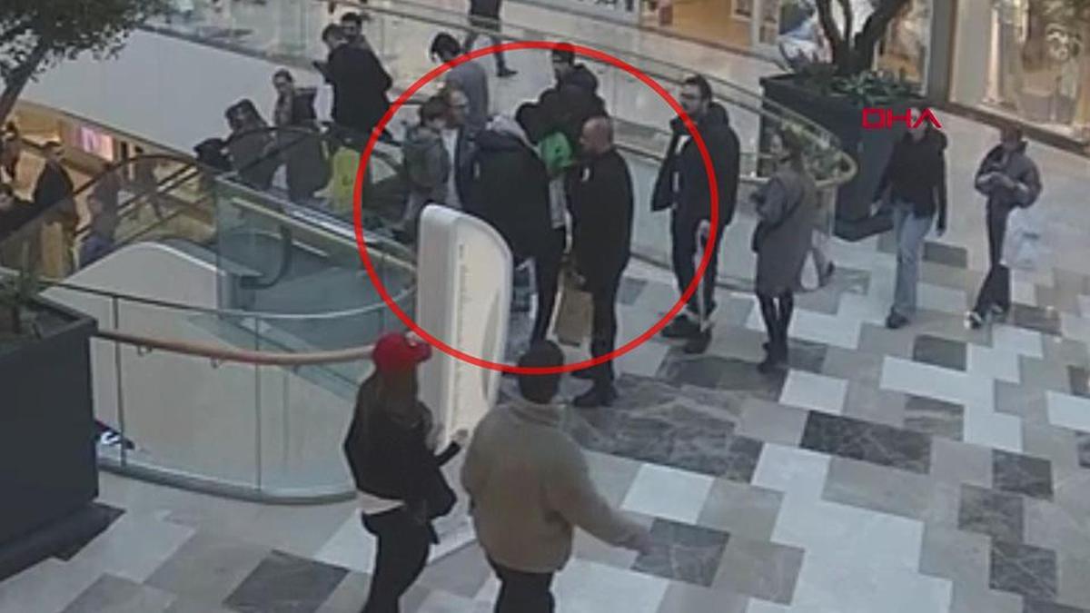 Futbolcuya silah çekip şemsiye fırlattı