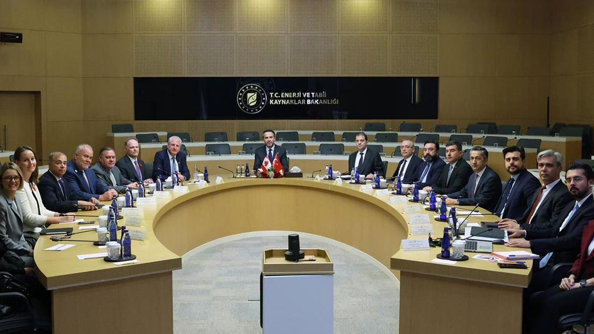 Bakan Bayraktar, AtkinsRealisin Başkanı Ian L. Edwards ile görüştü