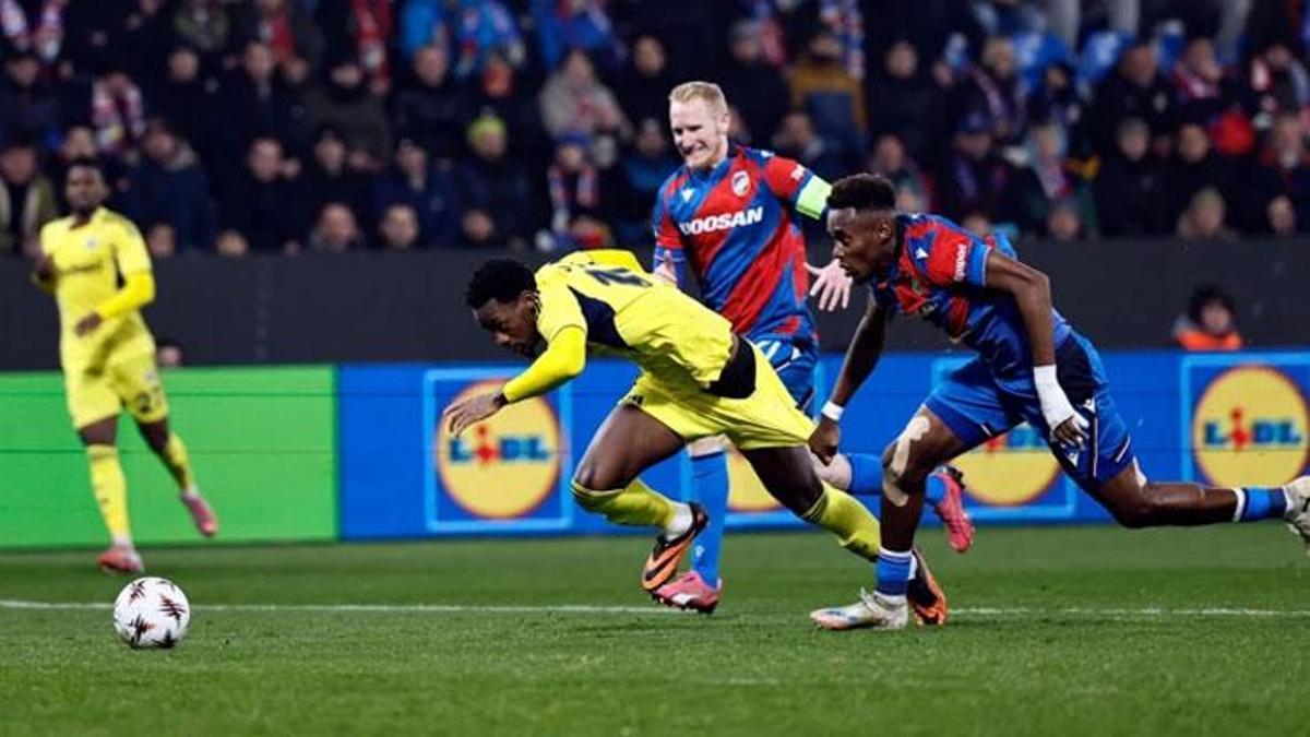 Çok tartışılacak karar! 90+7’de VAR inceledi, penaltı verilmedi