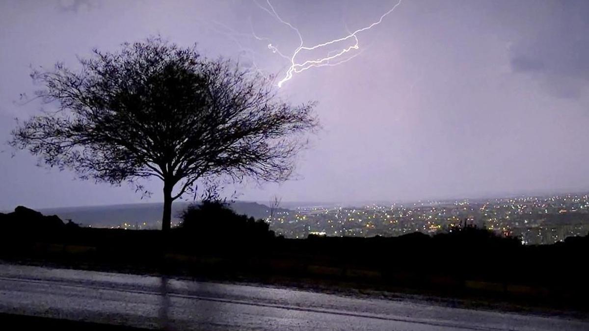 Antalya'da geceyi şimşekler aydınlattı