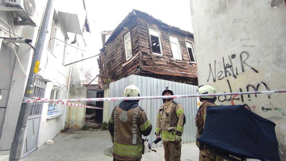 Beyoğlu'nda metruk binada kısmi çökme meydana geldi
