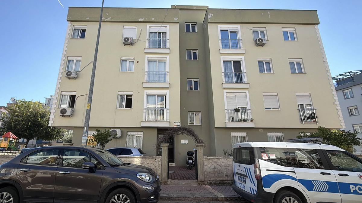 Antalya'da 30 yaşındaki Gökhan Tezcan evinde ölü bulundu