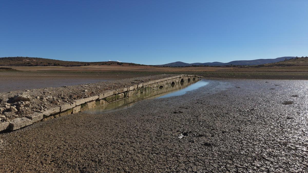 Barajda sular çekildi, tarihi köprü ortaya çıktı
