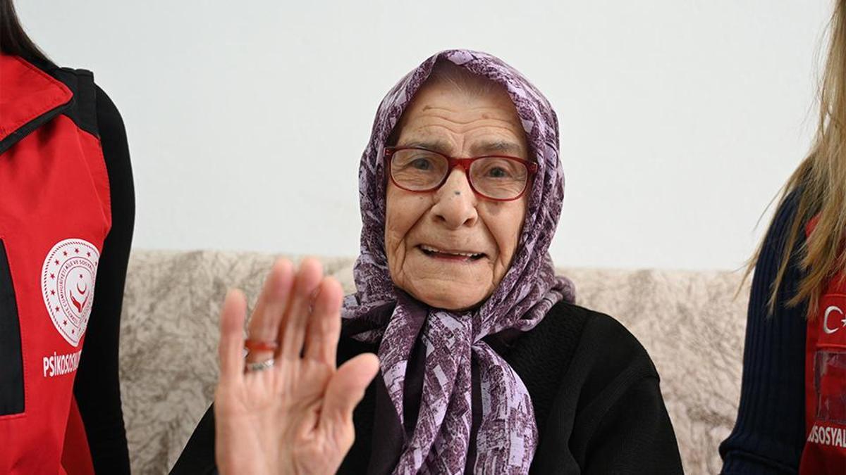Atatürk kendi eliyle verdi 79 yıldır gururla taşıyor: Cumhuriyet ile yaşıt gelin Rana Özdeş'in mirası