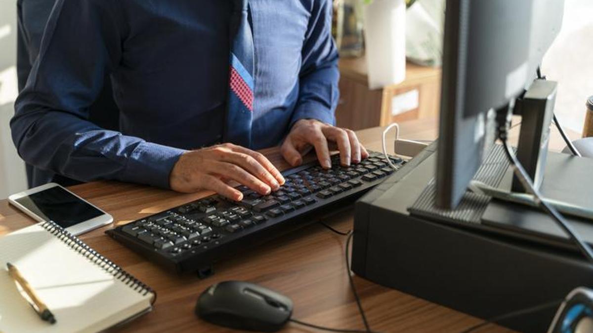 Masa başı çalışanlar dikkat! İşte sırt ağrısını gideren 8 öneri