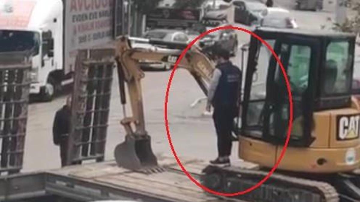 İş makinesi operatörü çekici üstünde; çaycı elinde tepsiyle Ata'yı andı