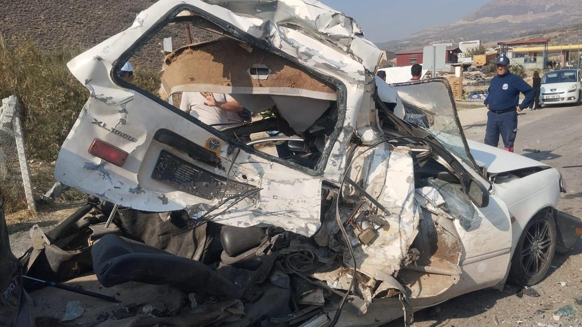 Hatay'da feci kaza: TIR, ışıkta bekleyen 5 aracı biçti