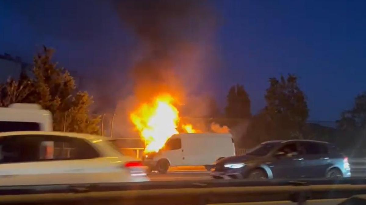 SON DAKİKA HABERİ: FSM çıkışında korku dolu anlar! Araç alev aldı, geçişler aksadı