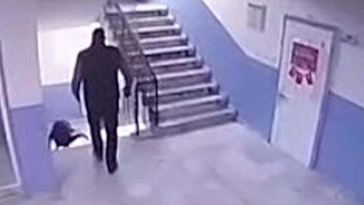 Ortaokulda skandal görüntü! Okul müdürü otizmli öğrenciyi merdivenden düşürdü