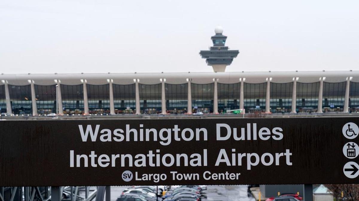 ABD'de havalimanı terminalinde yolcu taşıyan araç kaza yaptı: 18 yaralı