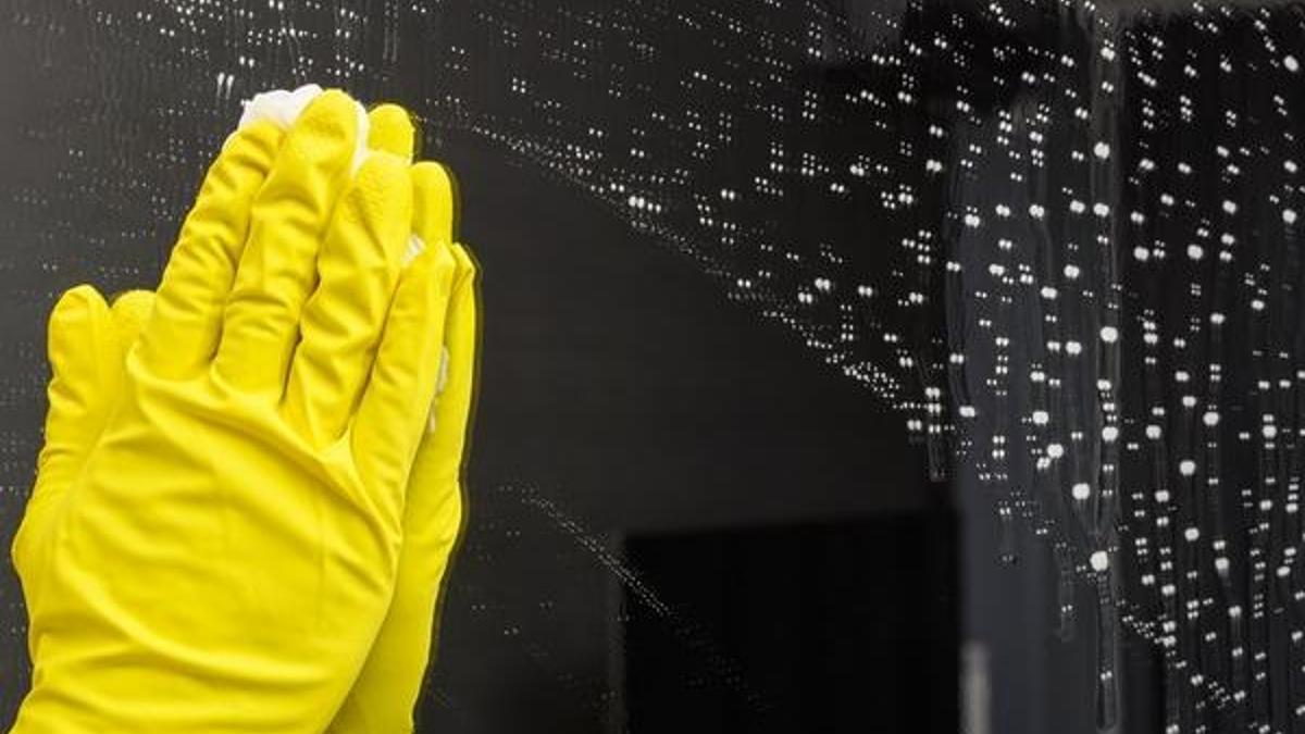 Sanat eseri olan aynayı kirli sandı: Tuvalet kağıdı ile sildi!