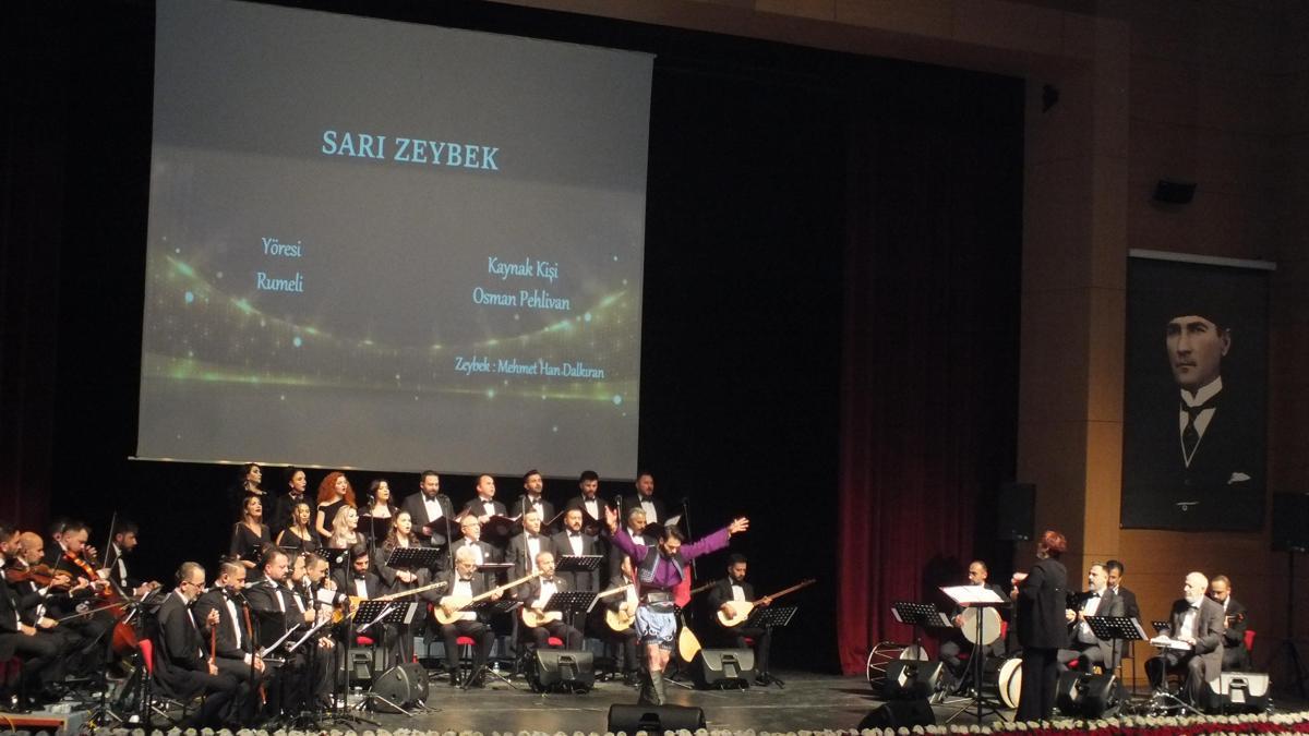 Büyük Önder Atatürk Sivas'ta sevdiği şarkılarla anıldı