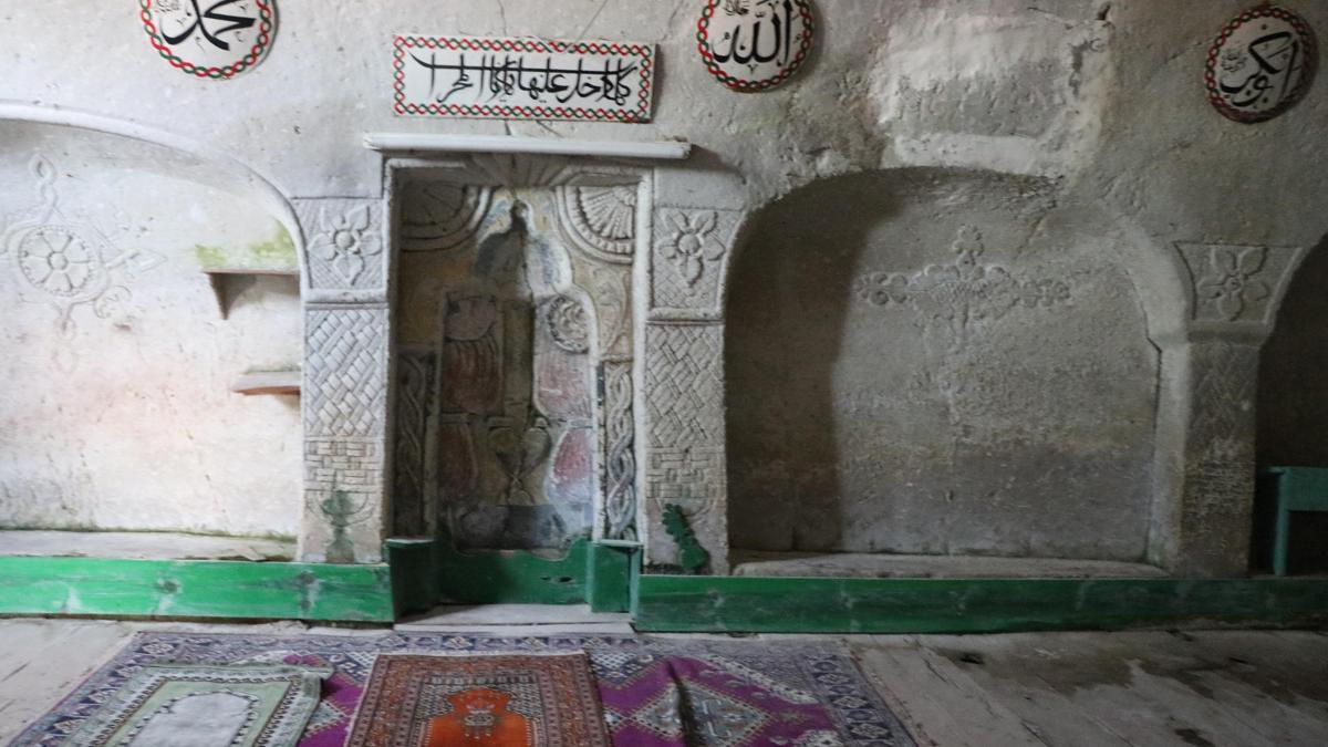 Baraj suyu altında kalan mahallenin kayadan oyma a…