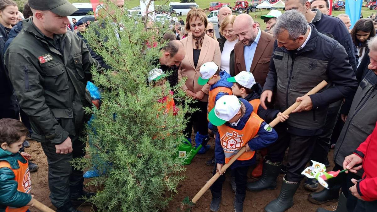 Edirnede Milli Ağaçlandırma Günü nedeniyle 2 bin çam fidanı dikildi