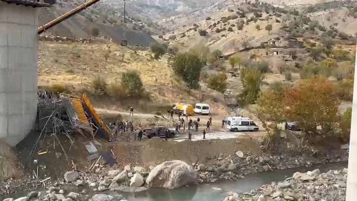 SON DAKİKA... Diyarbakırda viyadük inşaatında iskele çöktü: 3 işçi hayatını kaybetti