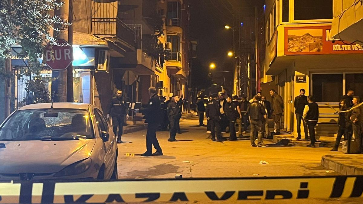 İzmirde sokak ortasında silahlı saldırı: 1 ölü 3 yaralı