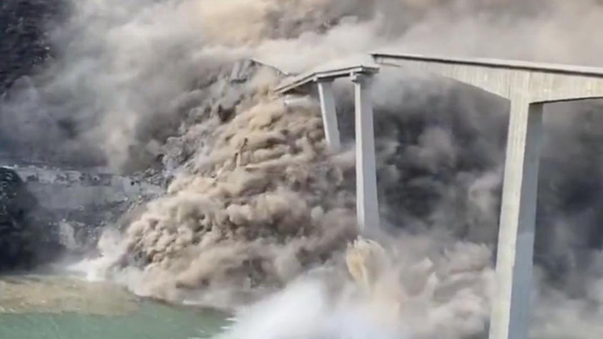 Çin'deki 758 metrelik köprüde kısmi çökme: O anlar kamerada!