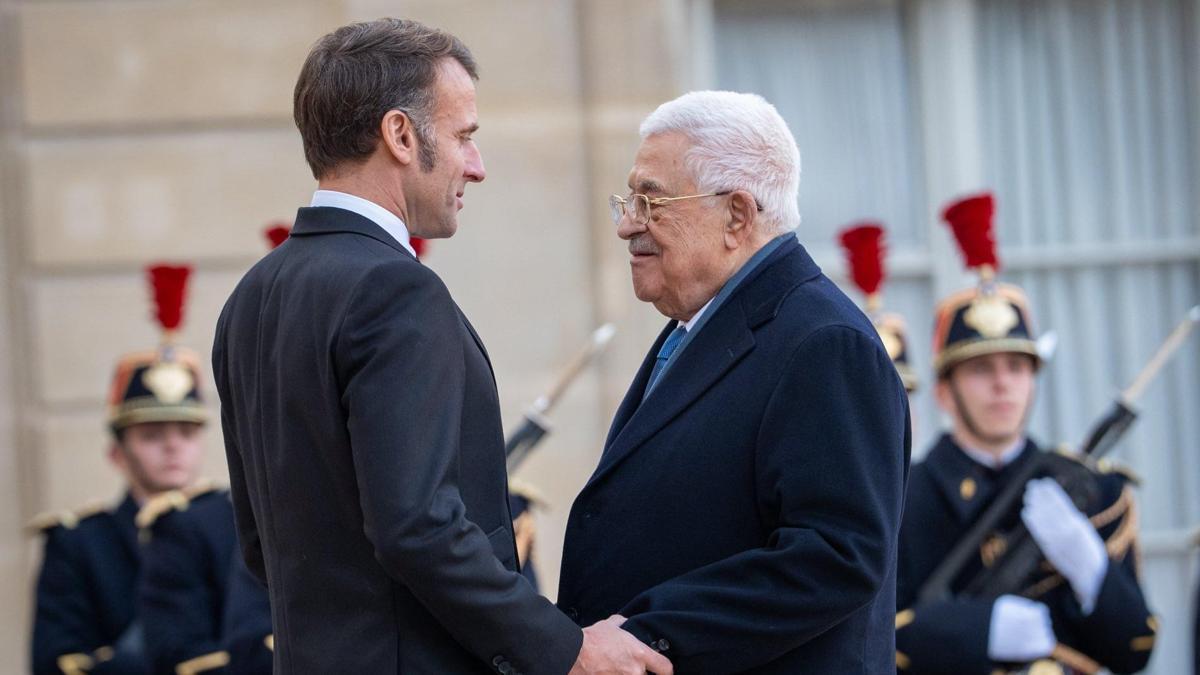 Filistin Devlet Başkanı Abbas Paris'te: Macron ile görüştü