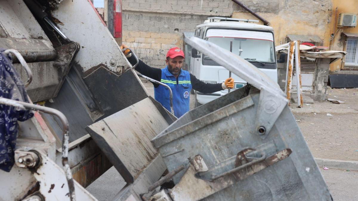 Akdenizde çöp konteynerleri ilaçlanıp yıkanıyor